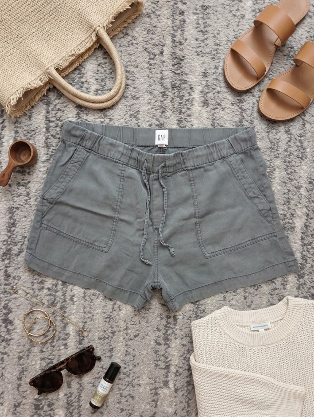 GAP Olive Green Grey 100% Lyocell Utility Pull-On Cargo Mom Shorts Size Medium